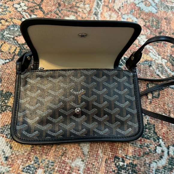 Dupe Black Crossbody Bag 🖤 - Picture 12 of 13